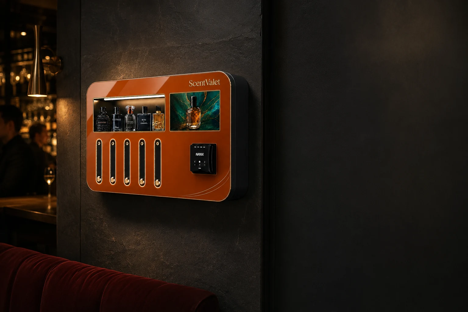ScentValets orange parfymautomat i en bar – konceptbild